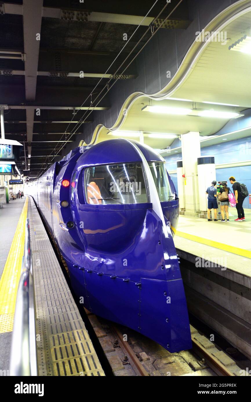 JAPON. KYOTO. A COMMUTER TRAIN ARRIVING IN THE TOKYO TRAIN STATION. Stock Photo