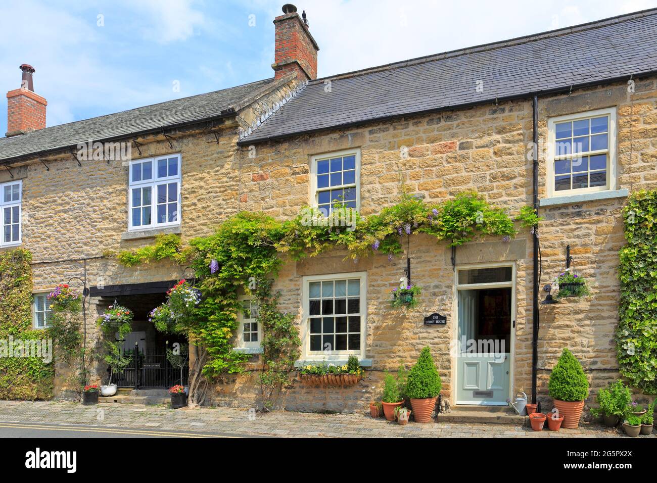 Pretty cottages in Thornton le Dale near Pickering in the North York Moors National Park, North Yorkshire, England, UK. Stock Photo