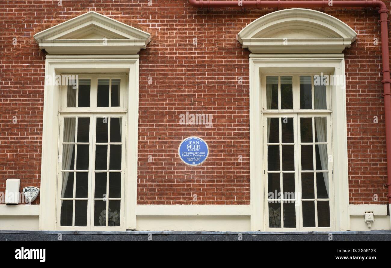 Bruton Street, London, UK. 29 June 2021. An English Heritage Blue Plaque dedicated to fashion designer Jean Muir installed at 22 Bruton Street, Mayfair on 29 June 2021. Credit: Malcolm Park/Alamy Live News Stock Photo