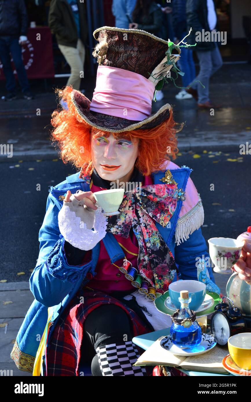 UNITED KINGDOM. ENGLAND. LONDON. CAMDEN LOCK. STREET ARTIST PLAYING THE ROLE OF MAD HATTER (PERFORMED BY JOHNNY DEPP) IN THE FILM ALICE IN WONDERLAND Stock Photo