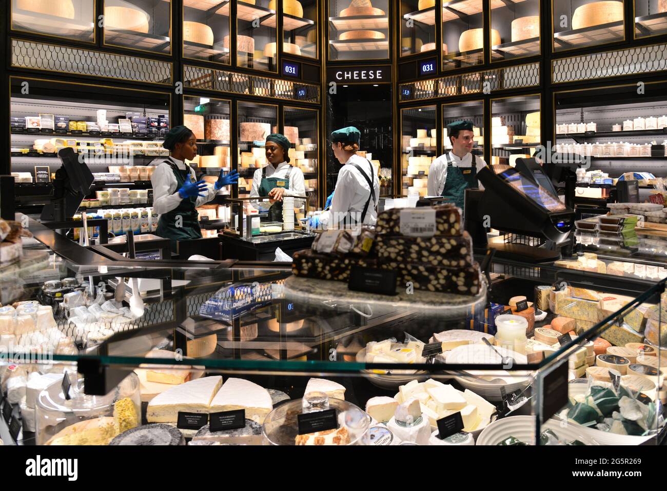 UNITED KINGDOM. ENGLAND. LONDON. KNIGHTSBRIDGE. THE CHEESE CORNER AT