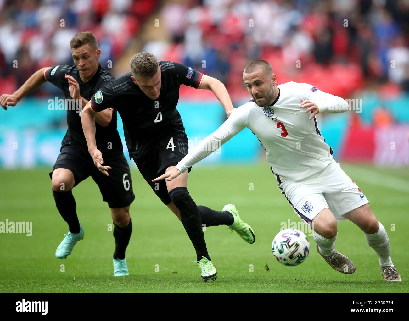 England's Luke Shaw (right) and Germany's Matthias Ginter battle for the ball during the UEFA Euro 2020 round of 16 match at Wembley Stadium, London. Picture date: Tuesday June 29, 2021. Stock Photo