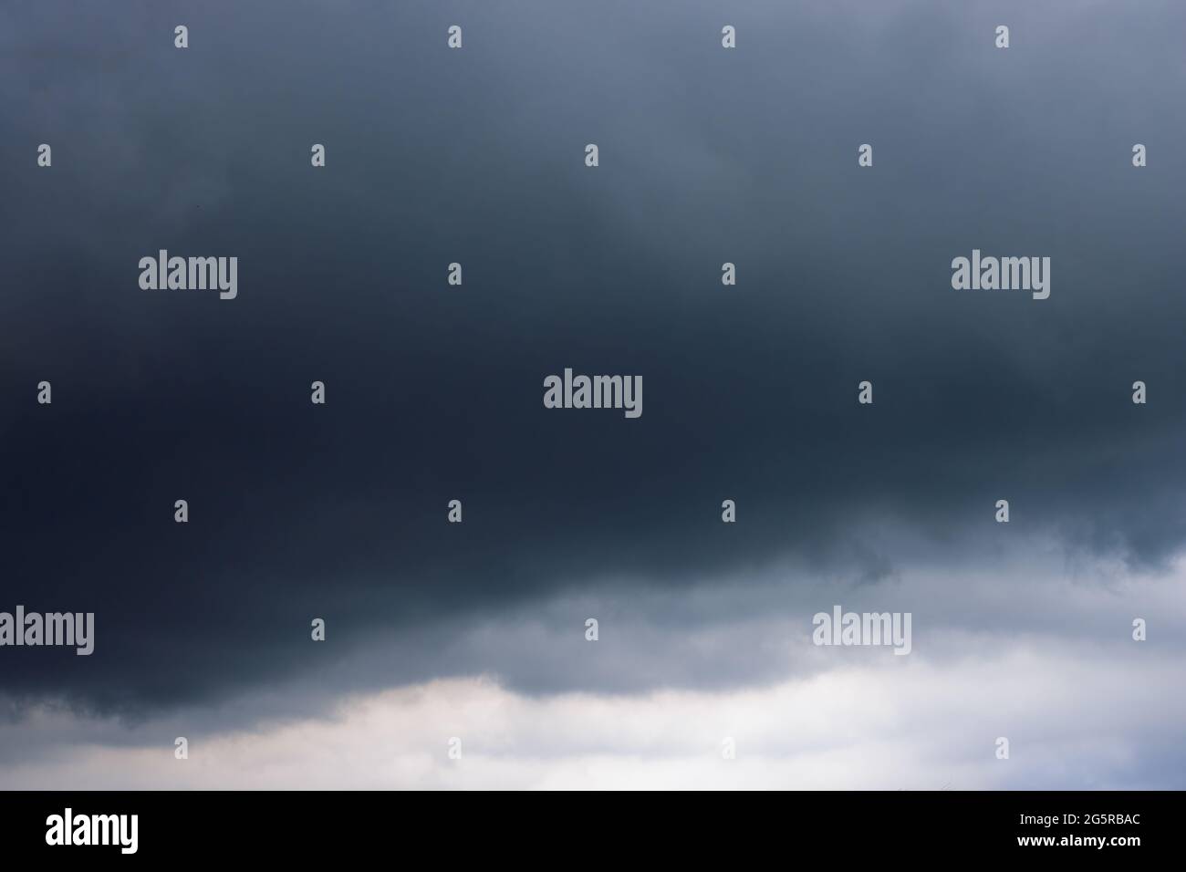 Dark cloudy sky before the heavy rain Stock Photo - Alamy