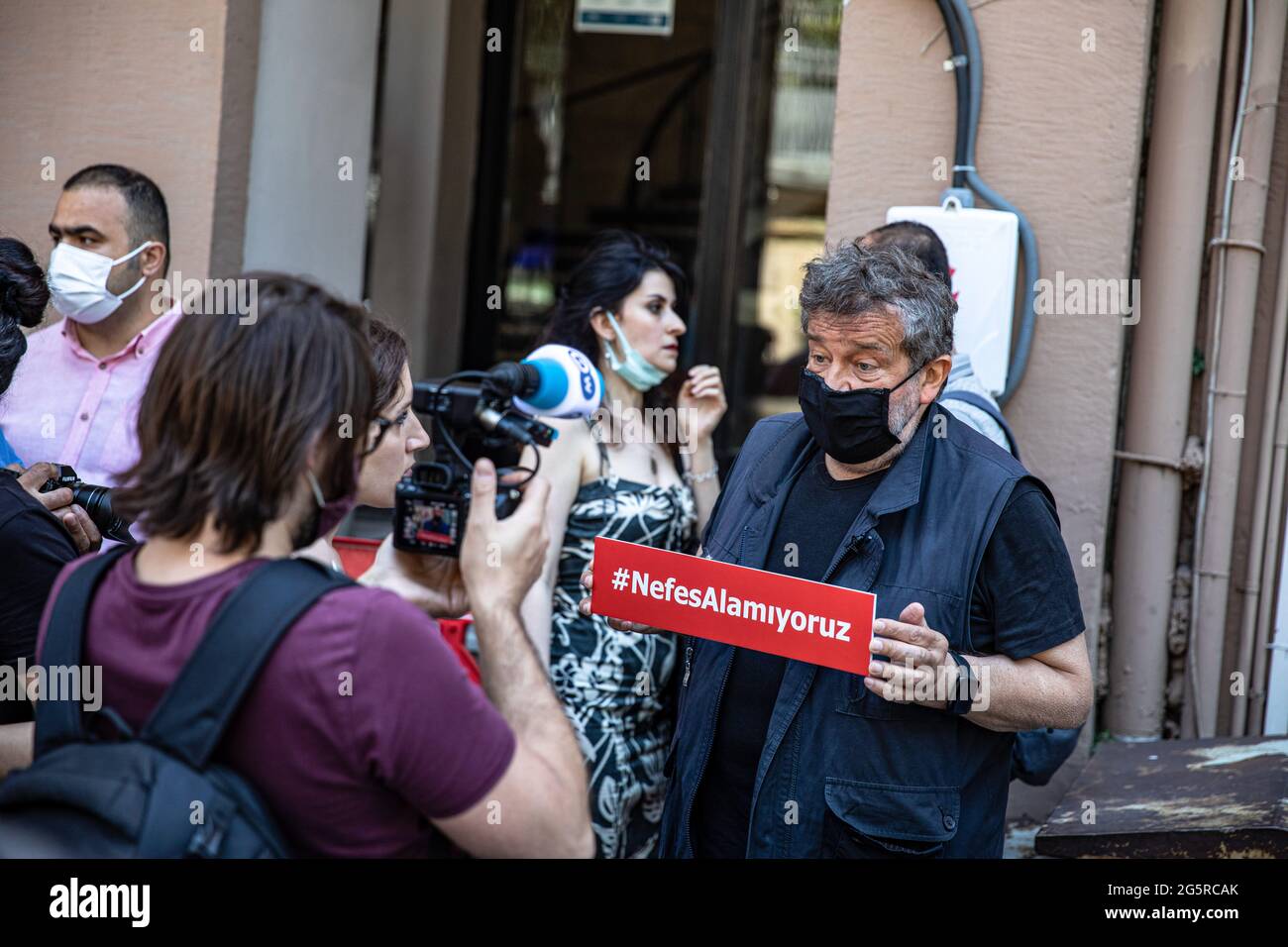 Veteran photojournalist Coskun Aral protested the police violence against journalists by holding a placard saying we can't breathe during the demonstration.Journalists gathered in front of the Turkish Journalists Association (TGC) building for Agence France-Presse (AFP) photojournalist Bulent Kilic, who was detained during the LGBTI  Pride Parade held in Istanbul Taksim. Journalism cannot be drowned!” They opened a banner and marched towards the Istanbul Governor's Office. Journalists made a press statement in front of the Istanbul Governor's Office. (Photo by Onur Dogman/SOPA Images/Sipa US Stock Photo