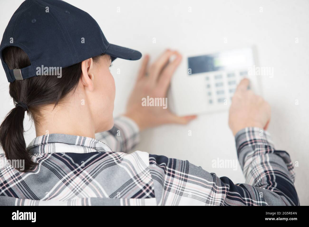 Burglar alarm fitting hires stock photography and images Alamy