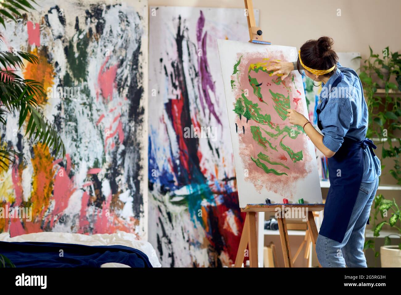 Artist Painting A Blank Canvas Stock Illustration - Download Image Now -  Artist, Painter - Artist, Painting - Activity - iStock