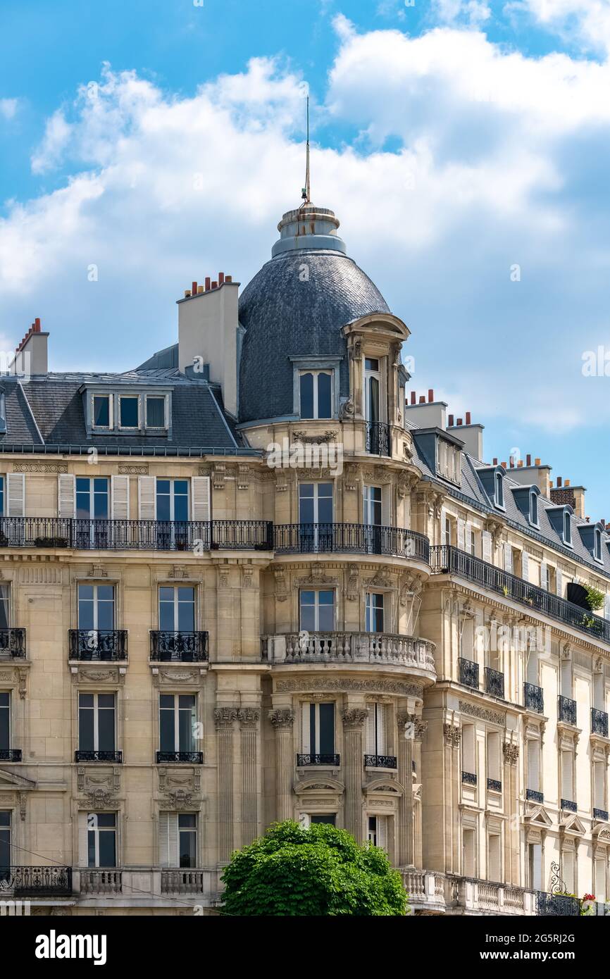 Paris, beautiful building in the 16th arrondissement, rue Ranelagh, an upscale neighborhood Stock Photo