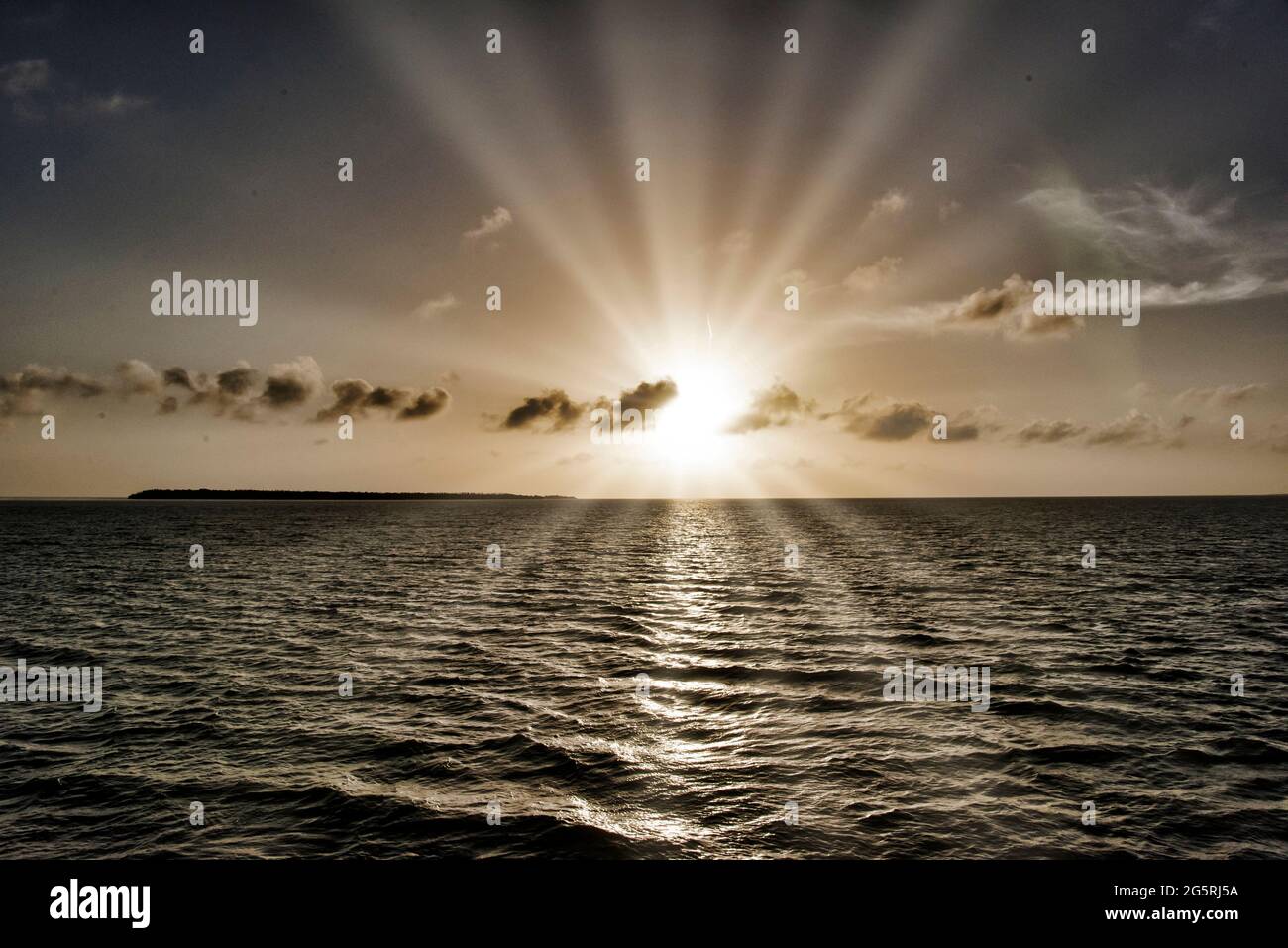 Sunset over water ocean hi-res stock photography and images - Alamy