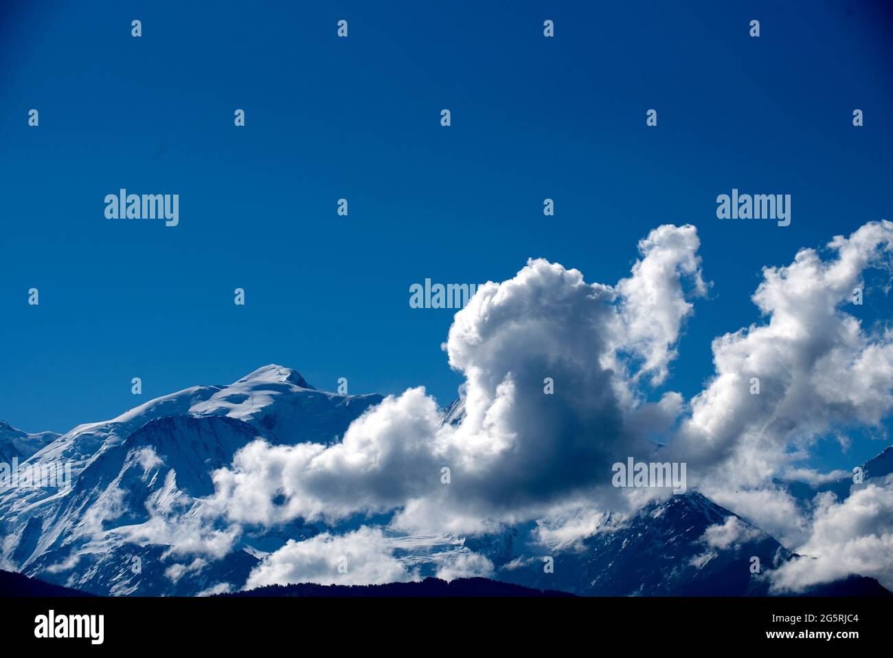 France, Haute-Savoie (74), Alps, Mont Blanc (4807m) with clouds Stock Photo