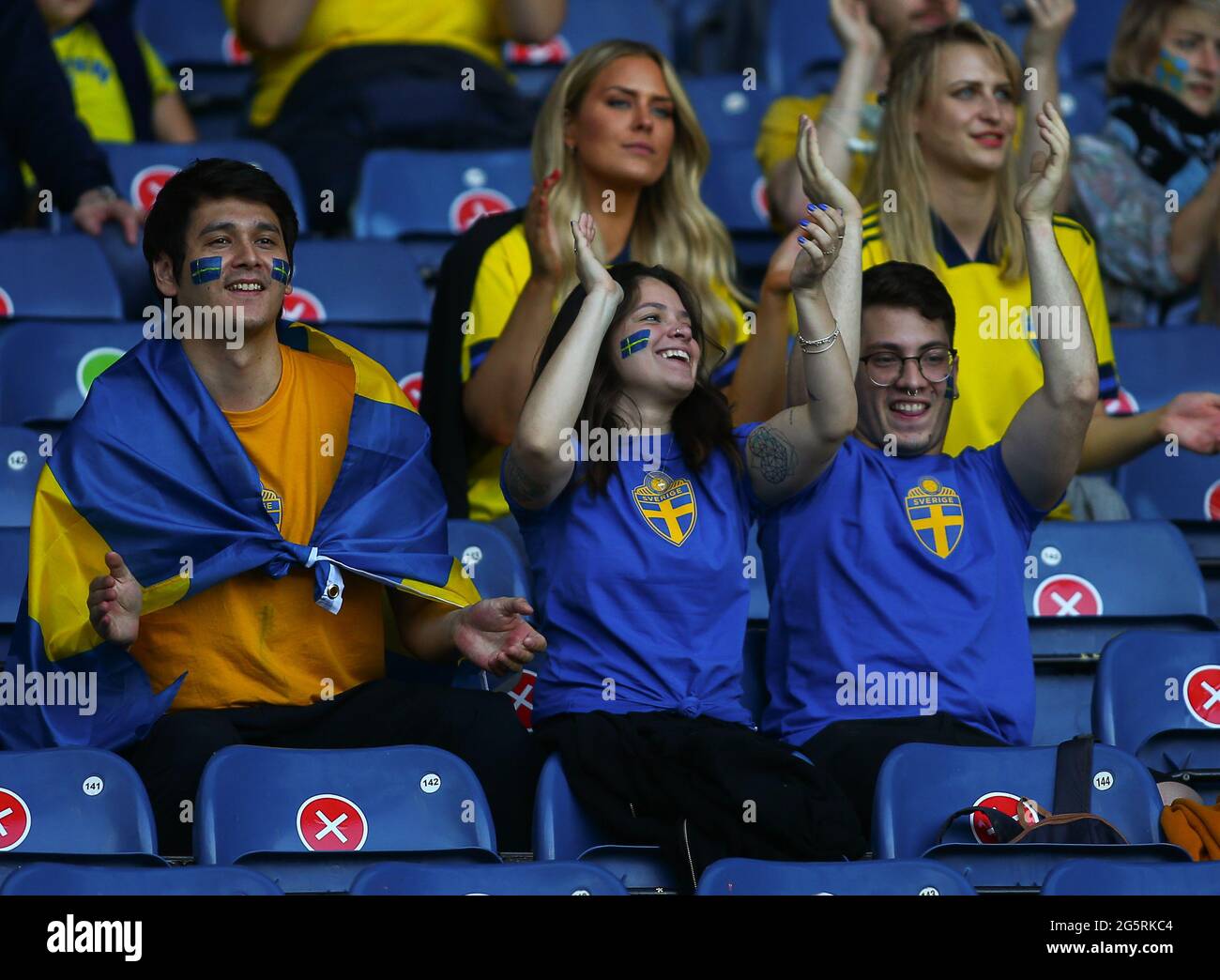 Hampden Park, Glasgow, UK. 29th June, 2021. EUFA European 2020 Football Championships, Round of Sixteen, Sweden versus Ukraine; Swedish football fans sing along with the pre match music Credit: Action Plus Sports/Alamy Live News Stock Photo