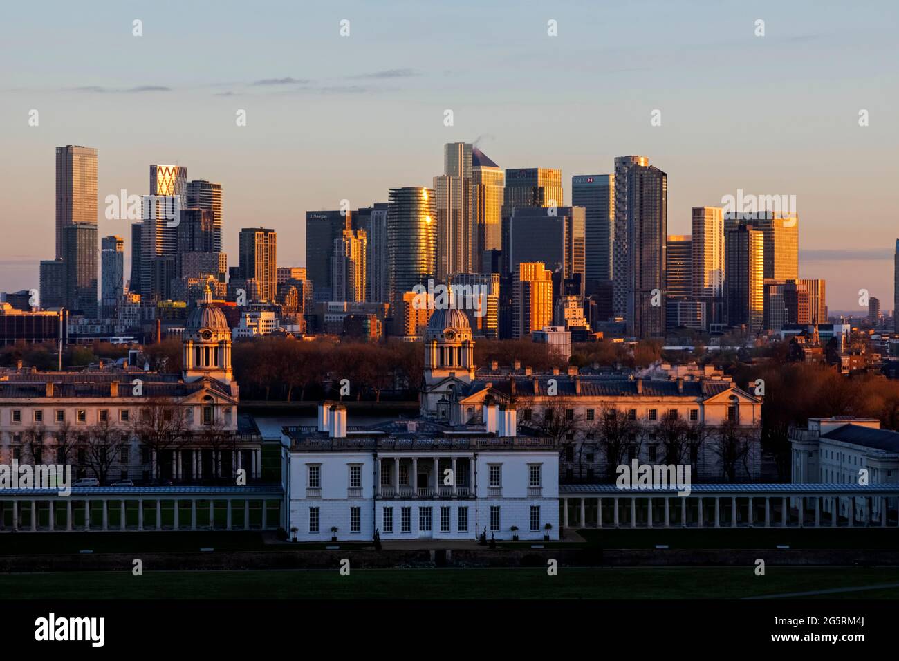 Canary wharf skyline view hi-res stock photography and images - Alamy