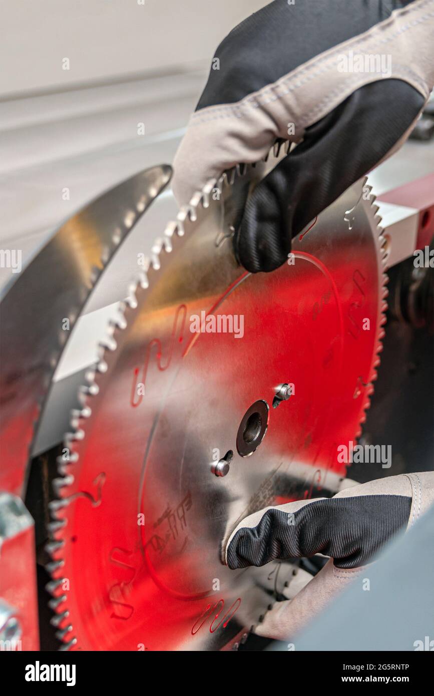 Saw disk circle install. The craftsman installs the circular saw blade