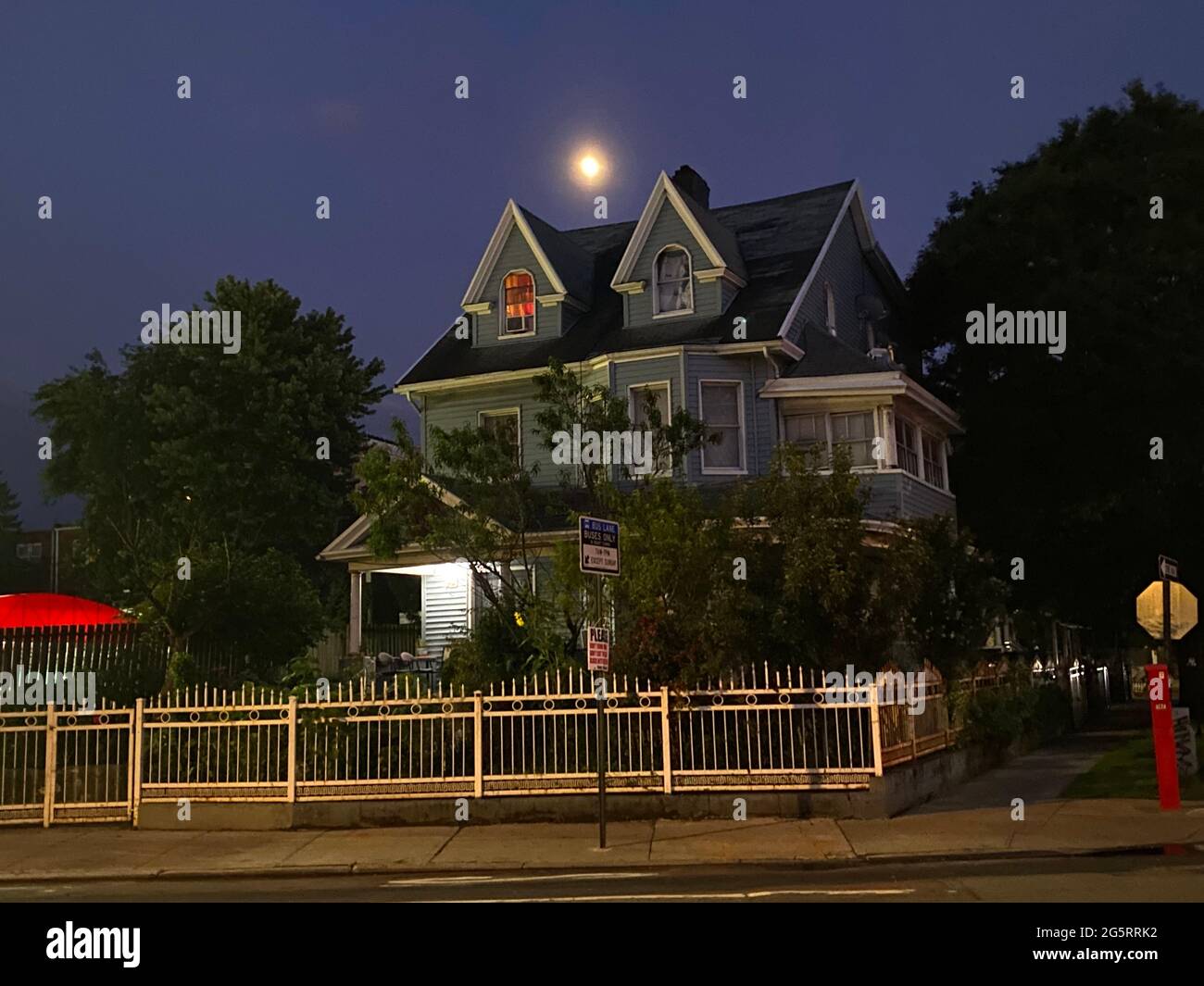 Victorian street night hi-res stock photography and images - Alamy