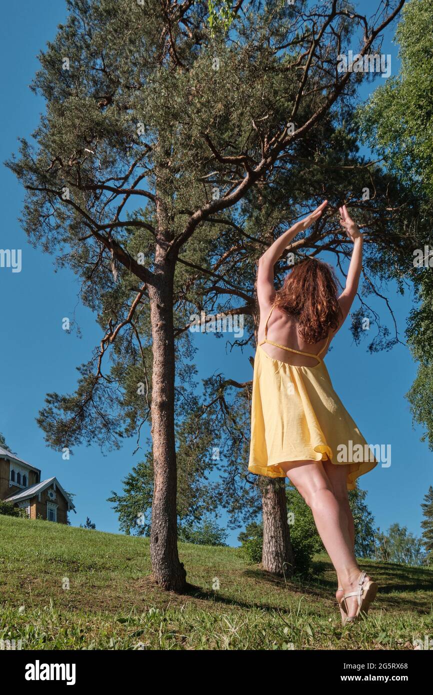 Girl in yellow dress dancing hires stock photography and images Alamy