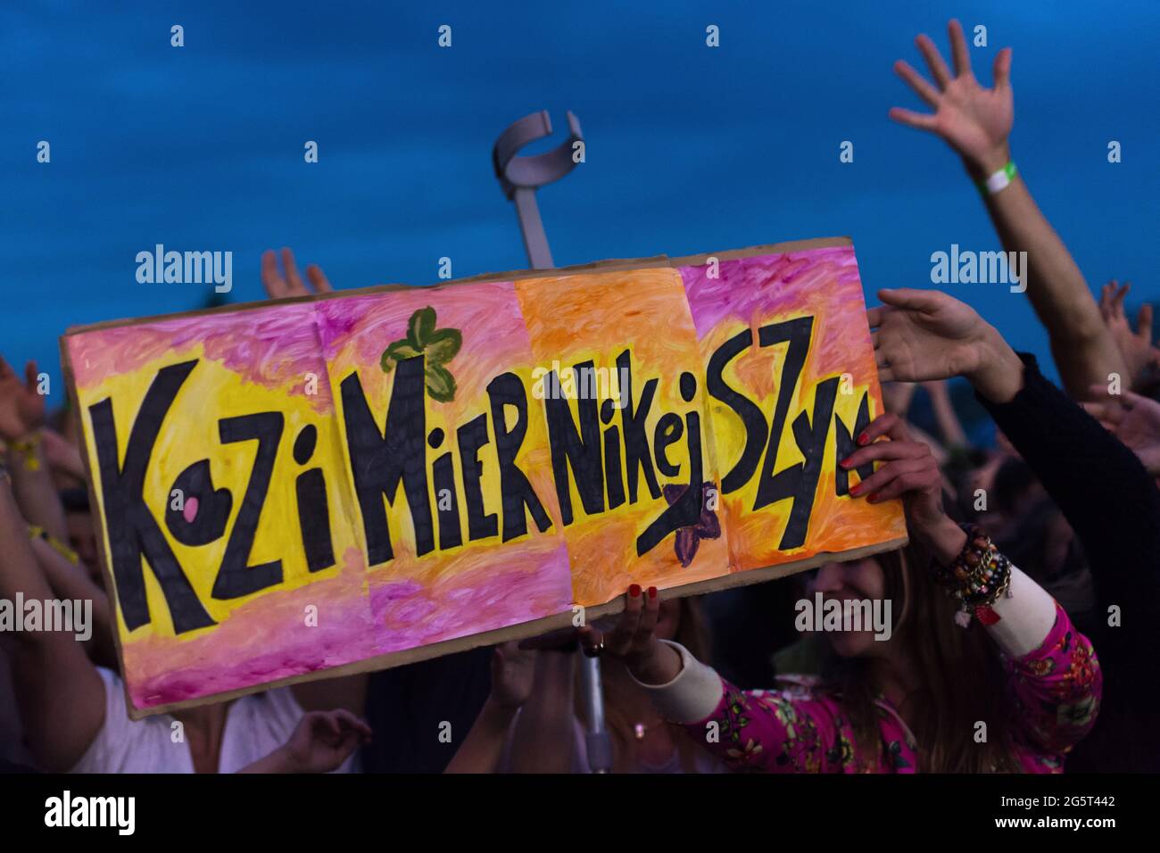 Kazimierz Dolny, Poland - July 8, 2016: Audience crowd with huge banner  during concert at summer music and lifestyle festival Kazimiernikejszyn  Stock Photo - Alamy