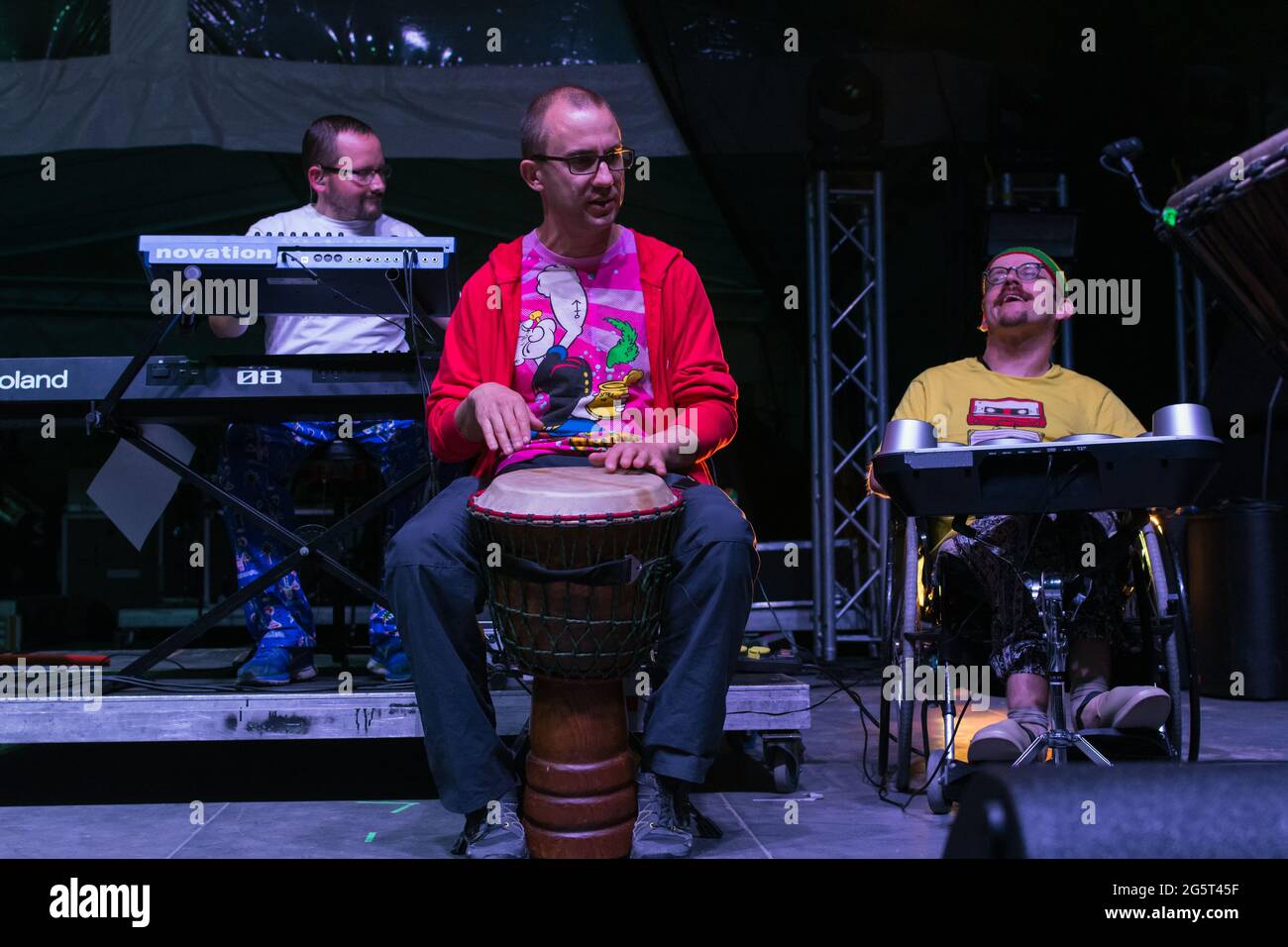 Disabled singer hi-res stock photography and images - Alamy