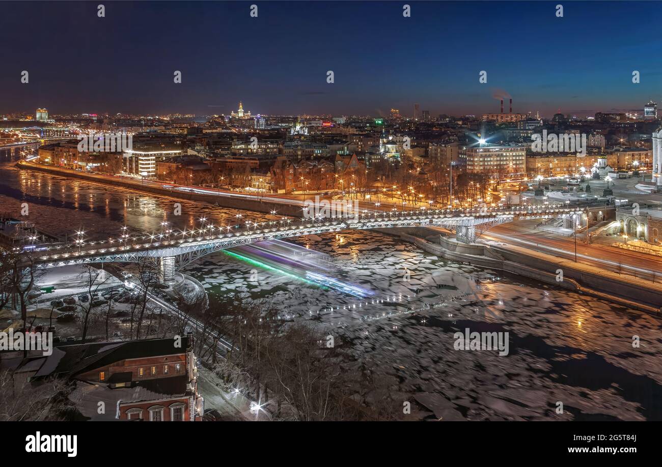 Moscow, Patriarchal Embankment, Patriarchal Bridge at night Stock Photo