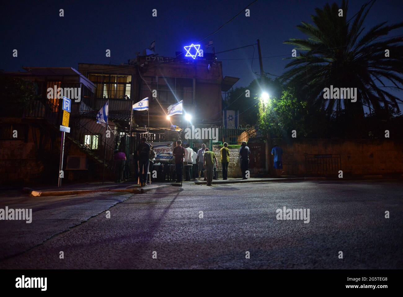 Jerusalem, Israel. 29th Jun 2021 . On the 29th of June the Israeli police had removed the checkpoints at the Sheikh Jarrah neighborhood entrances. After six weeks the entrance to the neigerbhoog was not restricted - which led to confrontations between Palestinians and Jewish settlers, which were dispersed by the police. (Photo by Matan Golan/ Alamy Live News) Stock Photo