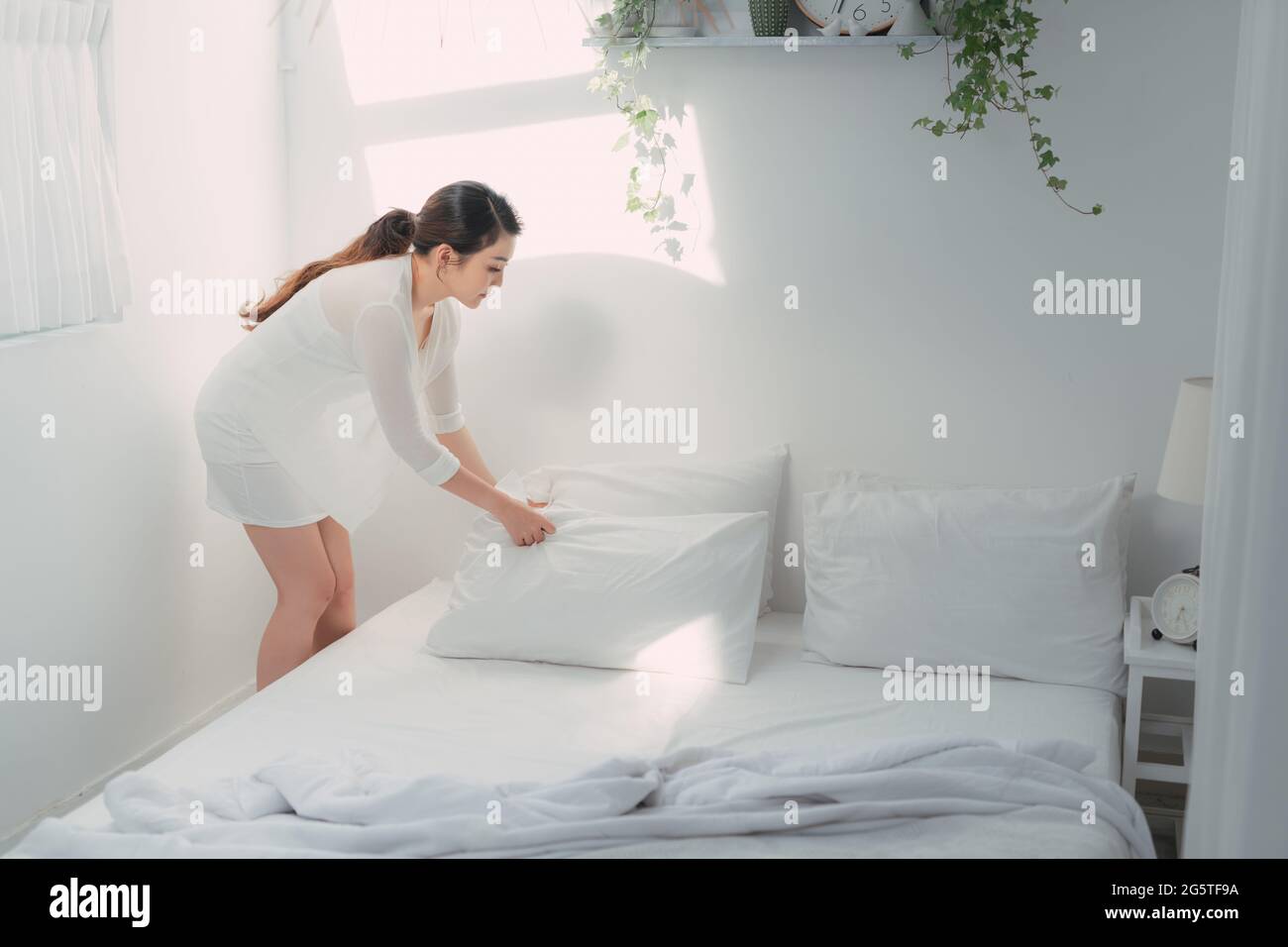 Making bed sheets hires stock photography and images Alamy