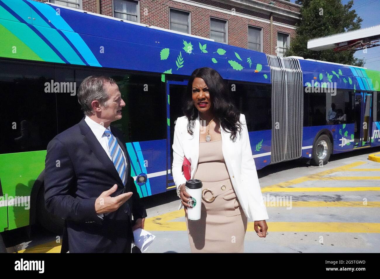 St. Louis, United States. 30th June, 2021. St. Louis Mayor Tishaura Jones gets a tour of a new Metro electric bus from Metro's CEO Taulby Roach in St. Louis on Tuesday, June 29, 2021.The new buses stretch 60 feet long and come with a price tag of $1.33 million each. The entire fleet will be composed of electric-powered or other nonpolluting buses by 2045. Photo by Bill Greenblatt/UPI Credit: UPI/Alamy Live News Stock Photo