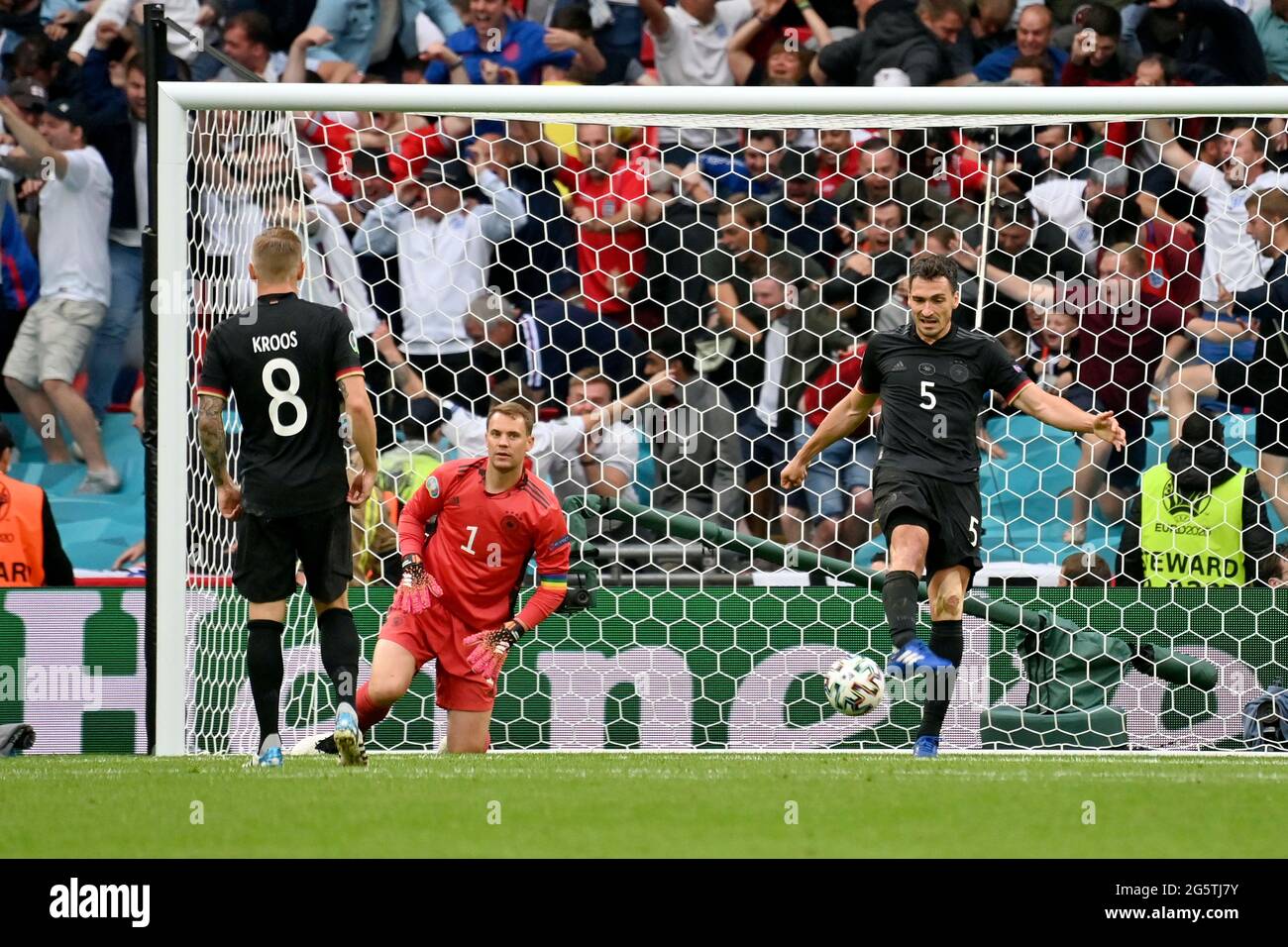 London, UK, 29/06/2021, left to right Toni KROOS (GER), goalwart Manuel NEUER (GER), Mats HUMMELS (GER) disappointed after the goal to 1: 0, round of 16, game M44, England (ENG) - Germany (GER), on June 29th, 2021 in London/Great Britain. Football EM 2020 from 06/11/2021 to 07/11/2021. vÇ¬ Stock Photo