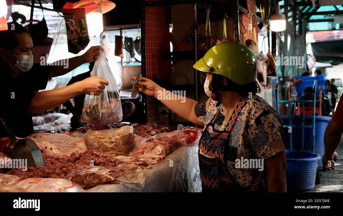 Money Changing Hands Lady Paying in Cash Klong Toey Market Wholesale Wet Market Bangkok Thailand largest food distribution center in Southeast Asia Stock Photo