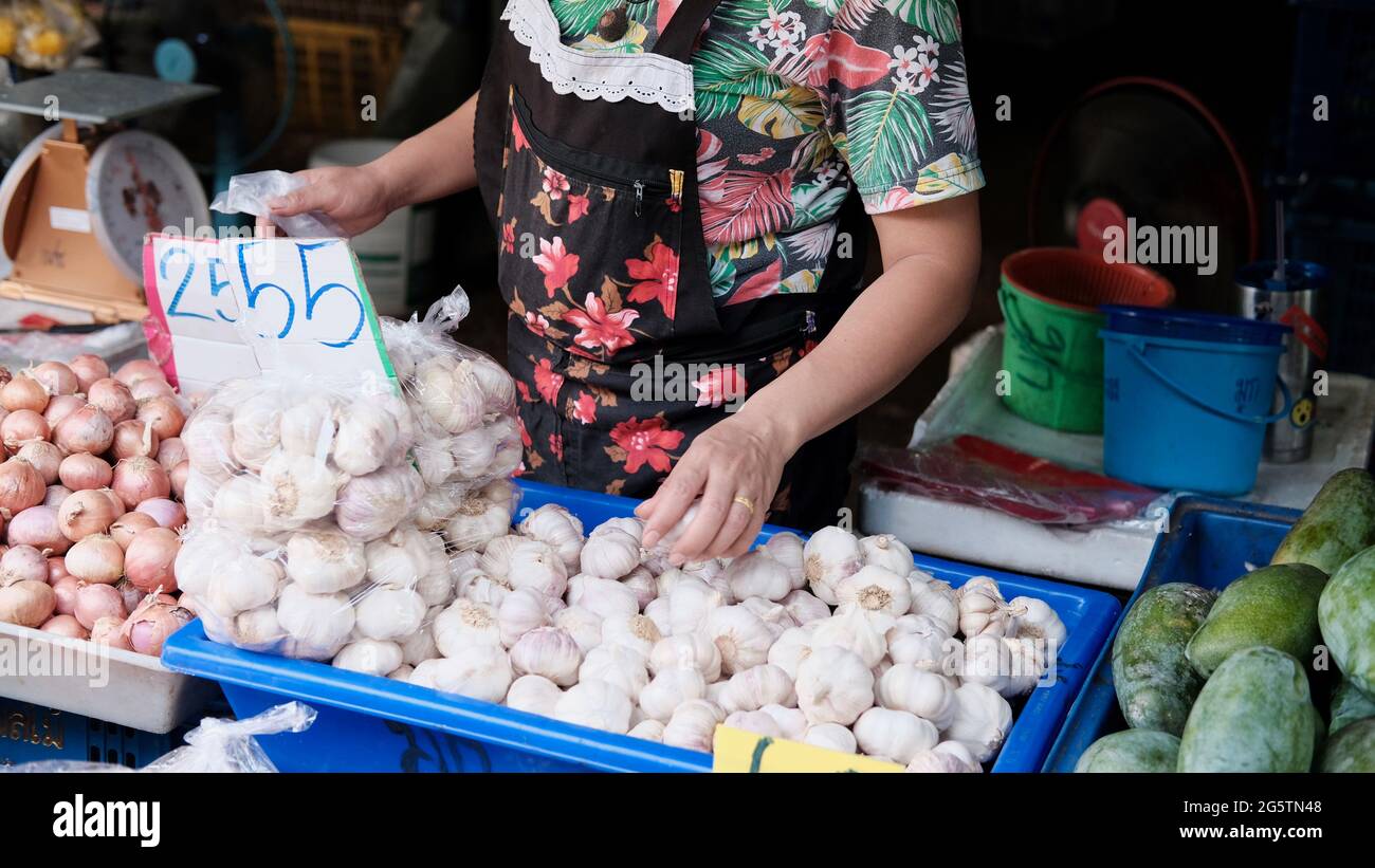 Garlic and Onions Klong Toey Market Wholesale Wet Market Bangkok Thailand largest food distribution center in Southeast Asia Stock Photo