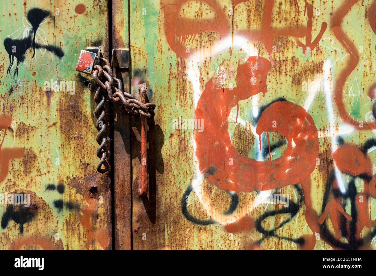 Eisentüre zu einem Schuppen bei Lakki/Chania, Kreat, am  Stock  Photo - Alamy