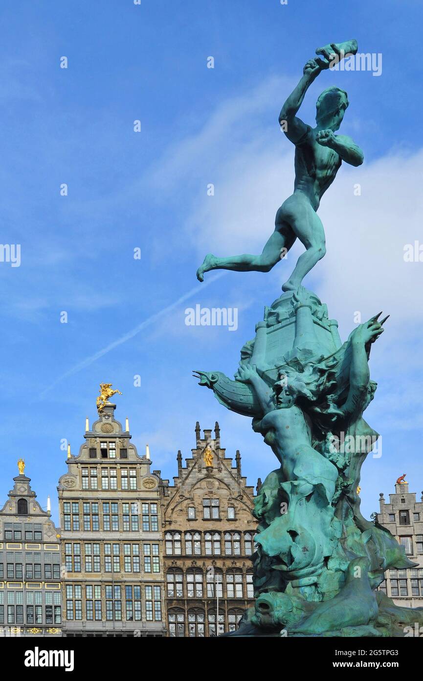 BELGIUM. ANTWERPEN. THE GREAT MARKET SQUARE OF ANTWERP WITH THE BRABO FOUNTAIN, CREATED BY JEF LAMBEAUX IN 1887, AND SOME ELABORATE 16TH CENTURY GUILD Stock Photo