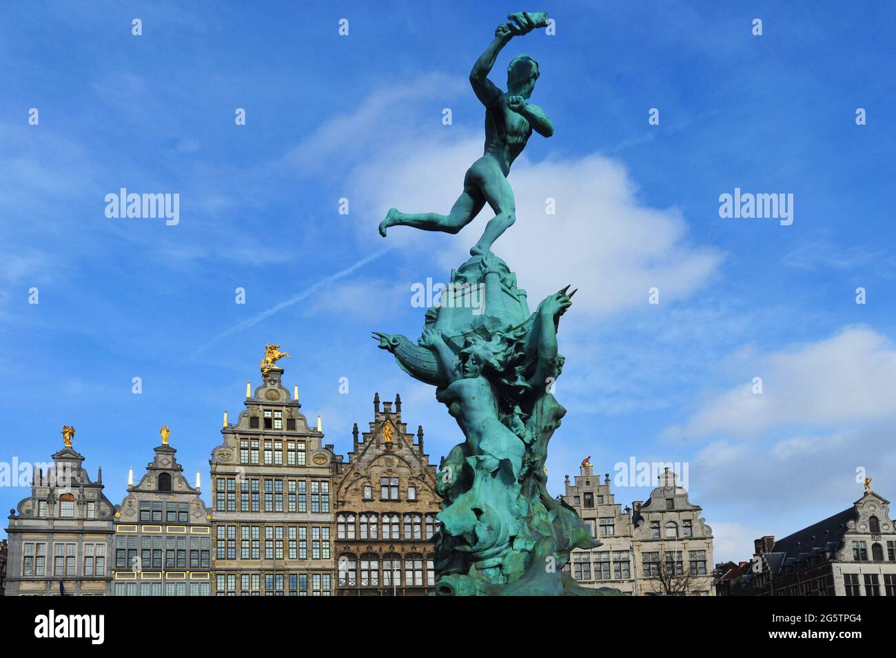 BELGIUM. ANTWERPEN. THE GREAT MARKET SQUARE OF ANTWERP WITH THE BRABO FOUNTAIN, CREATED BY JEF LAMBEAUX IN 1887, AND SOME ELABORATE 16TH CENTURY GUILD Stock Photo