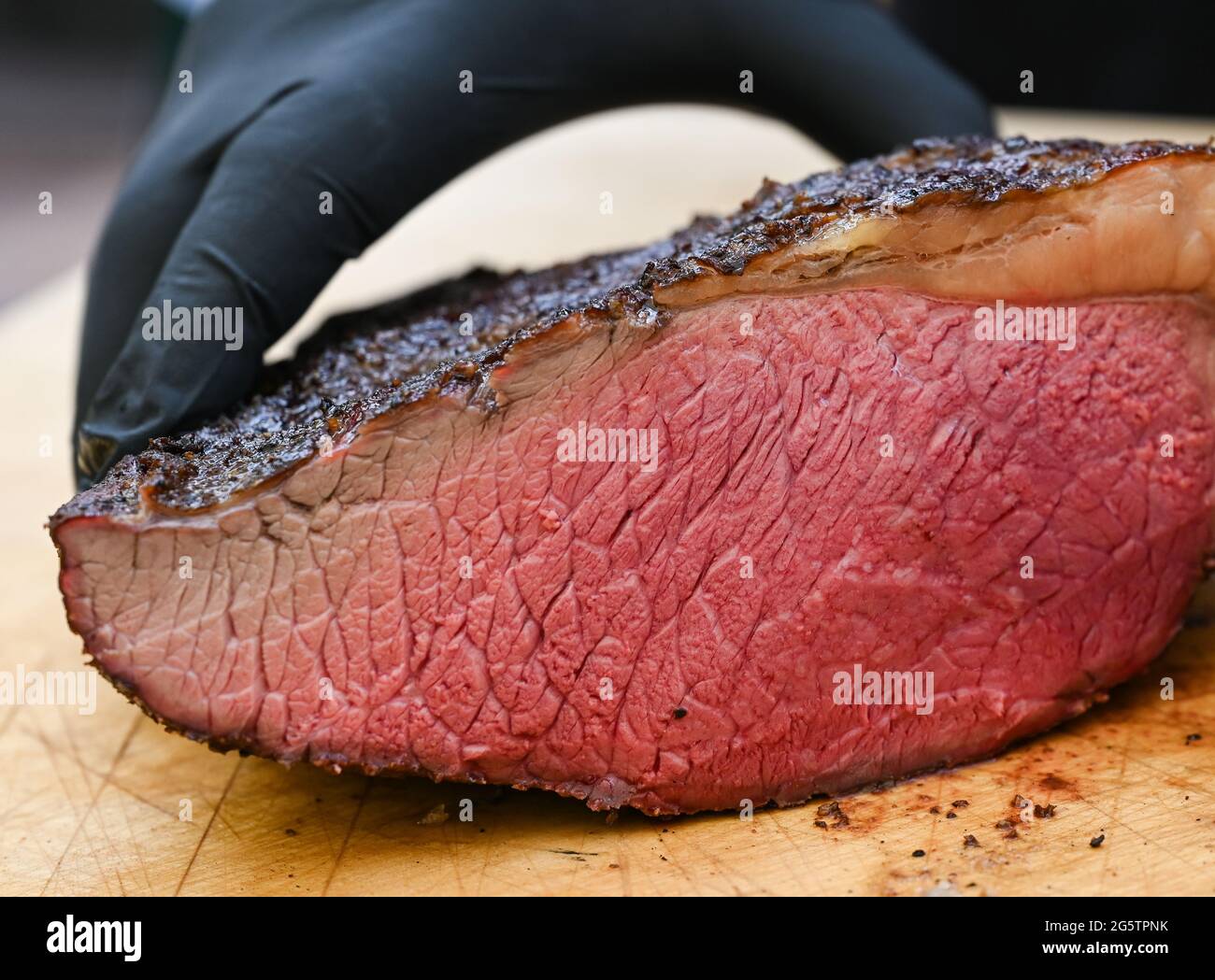 21 June 2021, Brandenburg, Lübben: A piece of beef prepared as a Tafelspitz  in the oven and grill. Photo: Patrick Pleul/dpa-Zentralbild/ZB Stock Photo  - Alamy