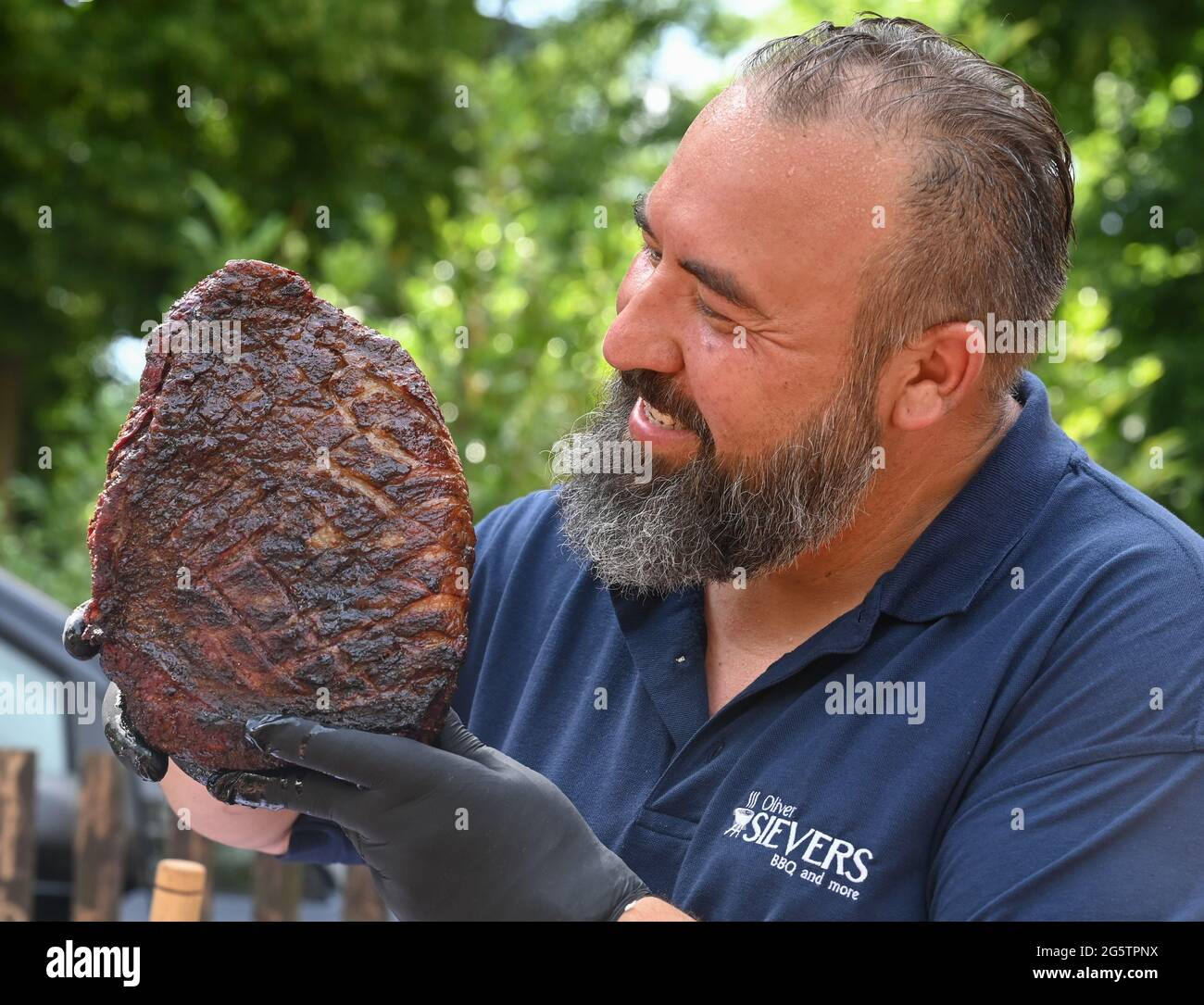 21 June 2021, Brandenburg, Lübben: Oliver Sievers, grill world champion,  shows a piece of beef prepared as Tafelspitz in the oven and grill. Photo:  Patrick Pleul/dpa-Zentralbild/ZB Stock Photo - Alamy