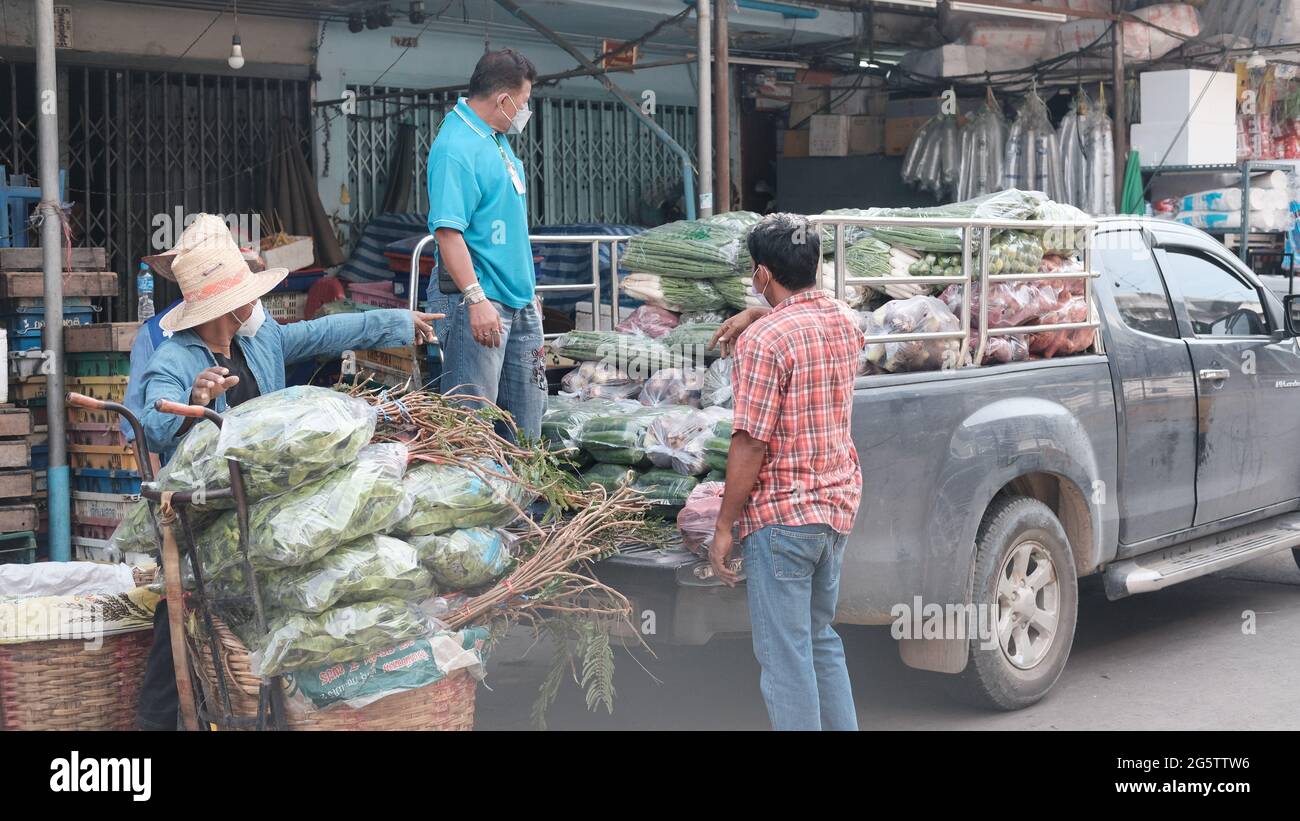 Men Loading Truck Klong Toey Market Wholesale Wet Market Bangkok Thailand largest food distribution center in Southeast Asia Stock Photo