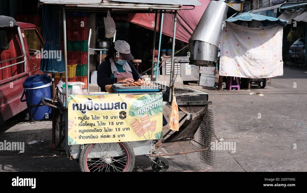 Push Cart Food Vendor Klong Toey Market Wholesale Wet Market Bangkok Thailand largest food distribution center in Southeast Asia Stock Photo