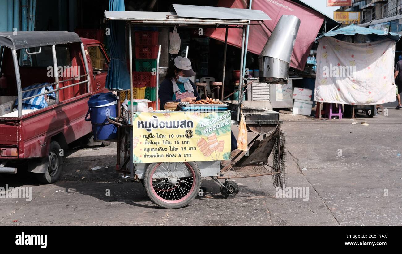Push Cart Food Vendor Klong Toey Market Wholesale Wet Market Bangkok Thailand largest food distribution center in Southeast Asia Stock Photo