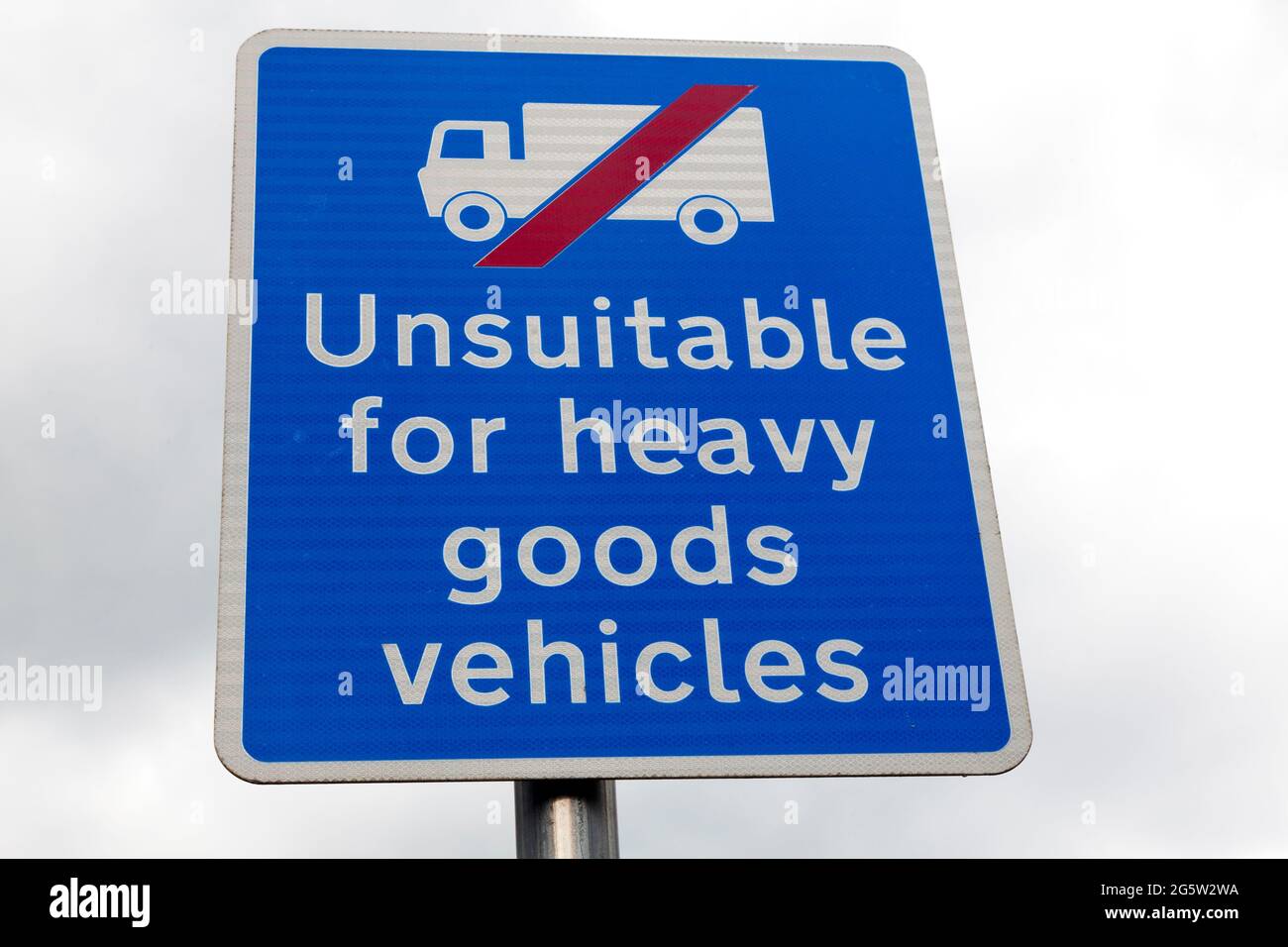 Road sign. Unsuitable for heavy goods vehicles. UK. Stock Photo