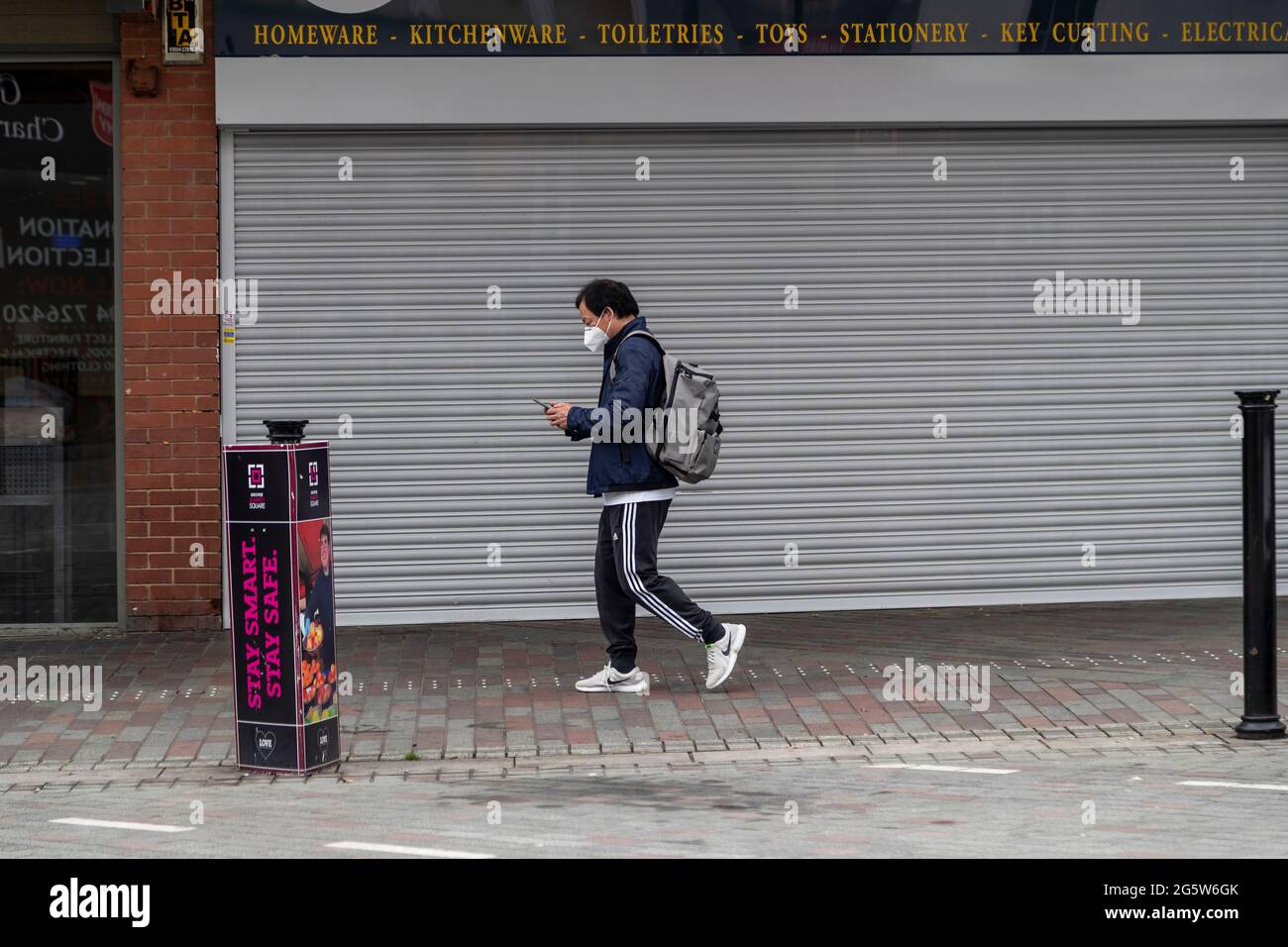 Male wearing face mask hi-res stock photography and images - Alamy