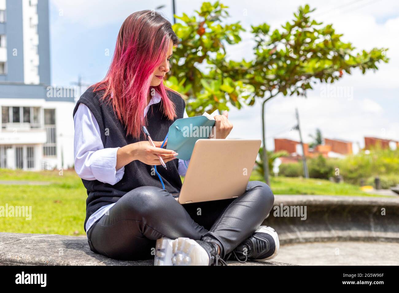 Woman sitting park working hi-res stock photography and images - Alamy