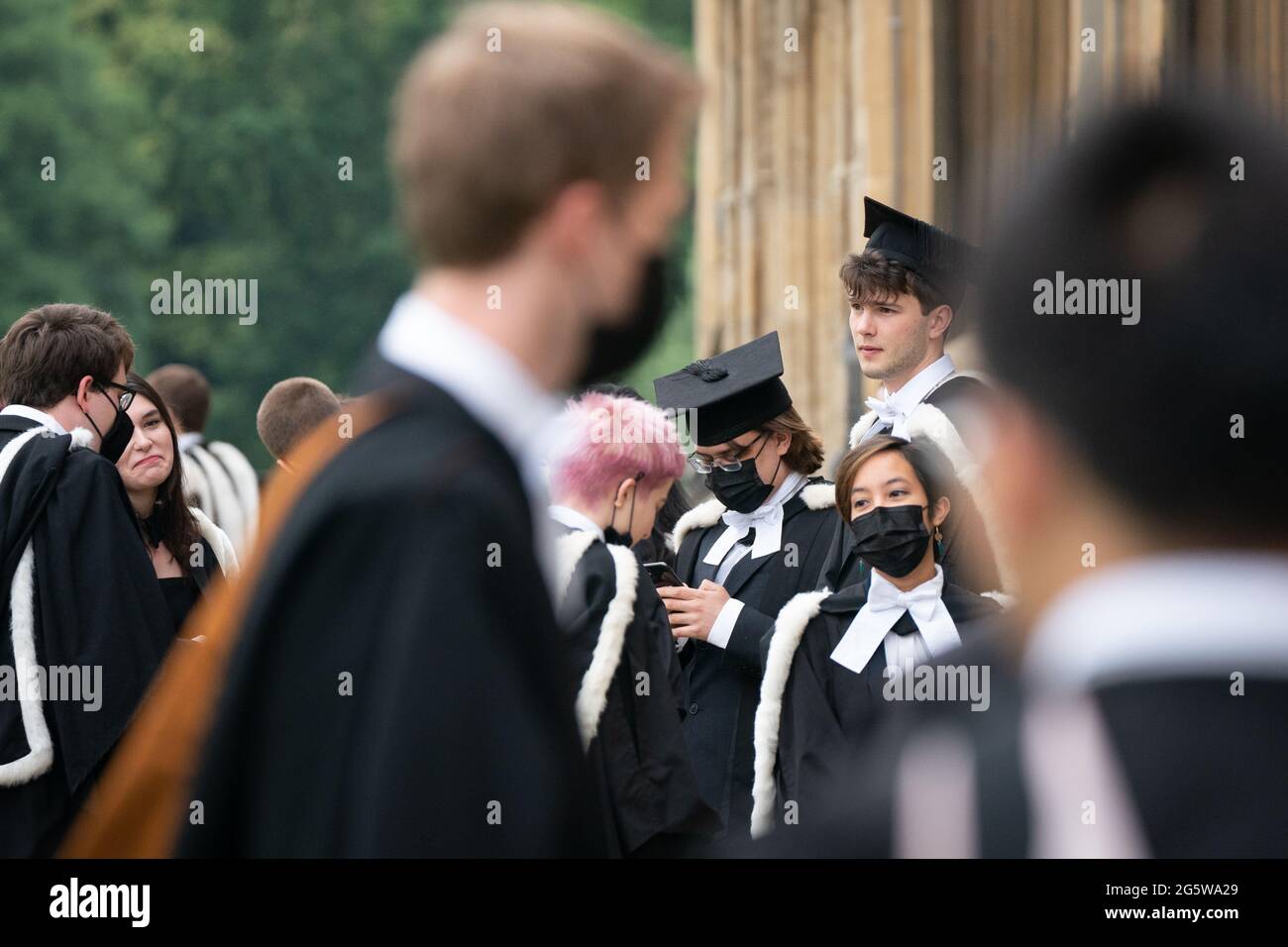 Students from King's College prepare for their graduation ceremony in ...