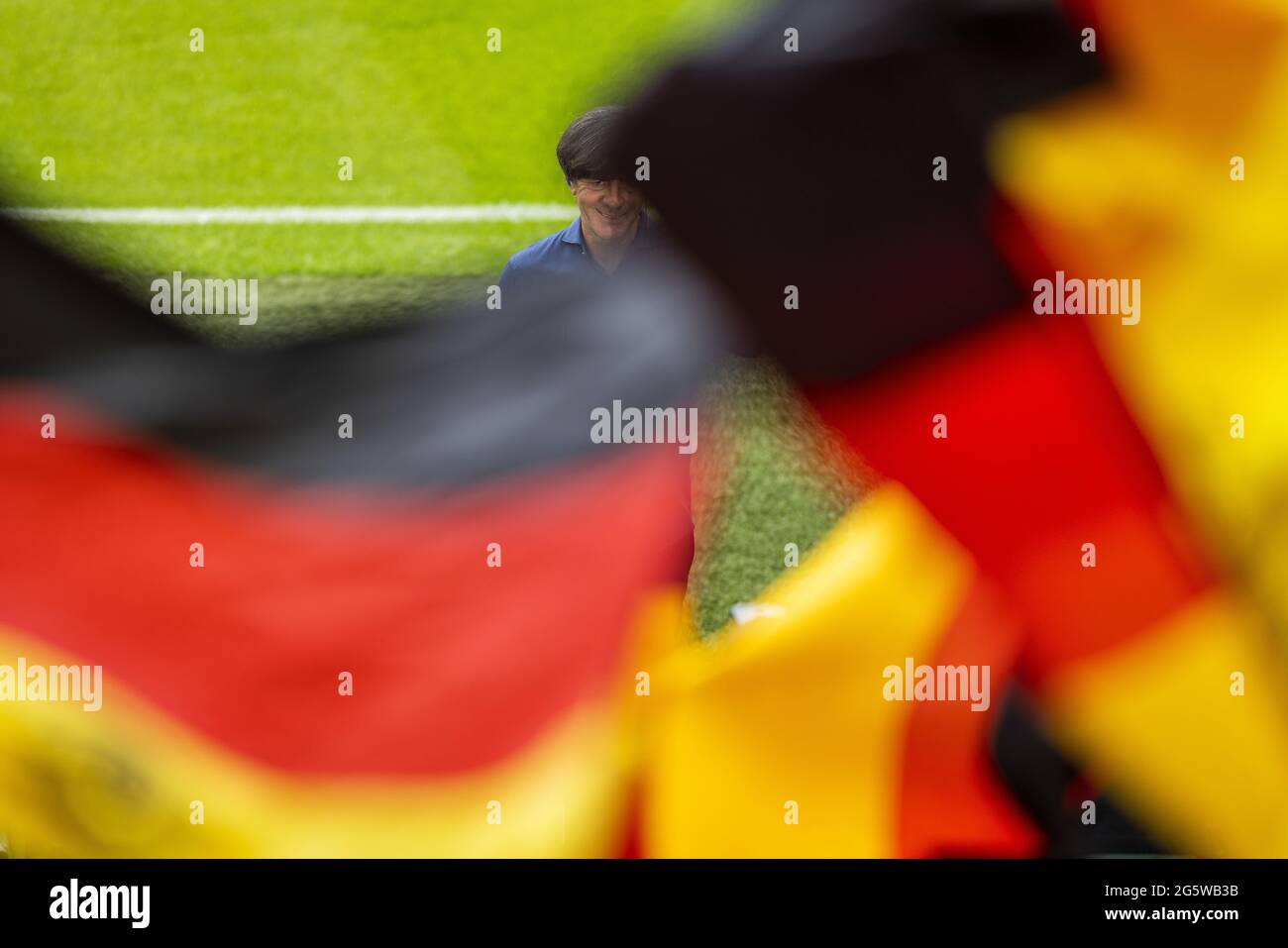 Trainer Joachim Löw (Deutschland) hinter Deutschland Fahnen verdeckt   England - Deutschland  London, 29.06.2021, Fussball, Saison 2020/21  Foto: Mori Stock Photo