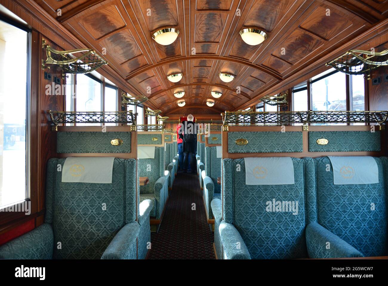 SWITZERLAND. CANTON OF BERN. THE TRAIN MONTREUX OBERLAND BERNOIS (MOB) 'BELLE EPOSUQE' STYLE ON THE GOLDEN PASS TRACK. Stock Photo