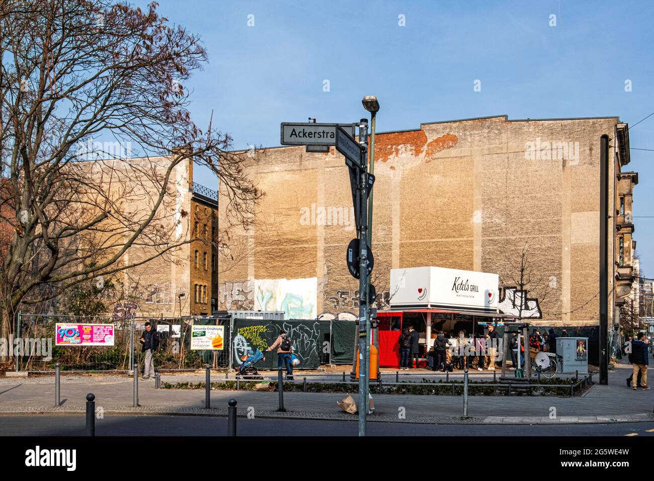 Ketels Grill. Fast food kiosk next to old building firewall on  empty stand in Mitte, Berlin Stock Photo