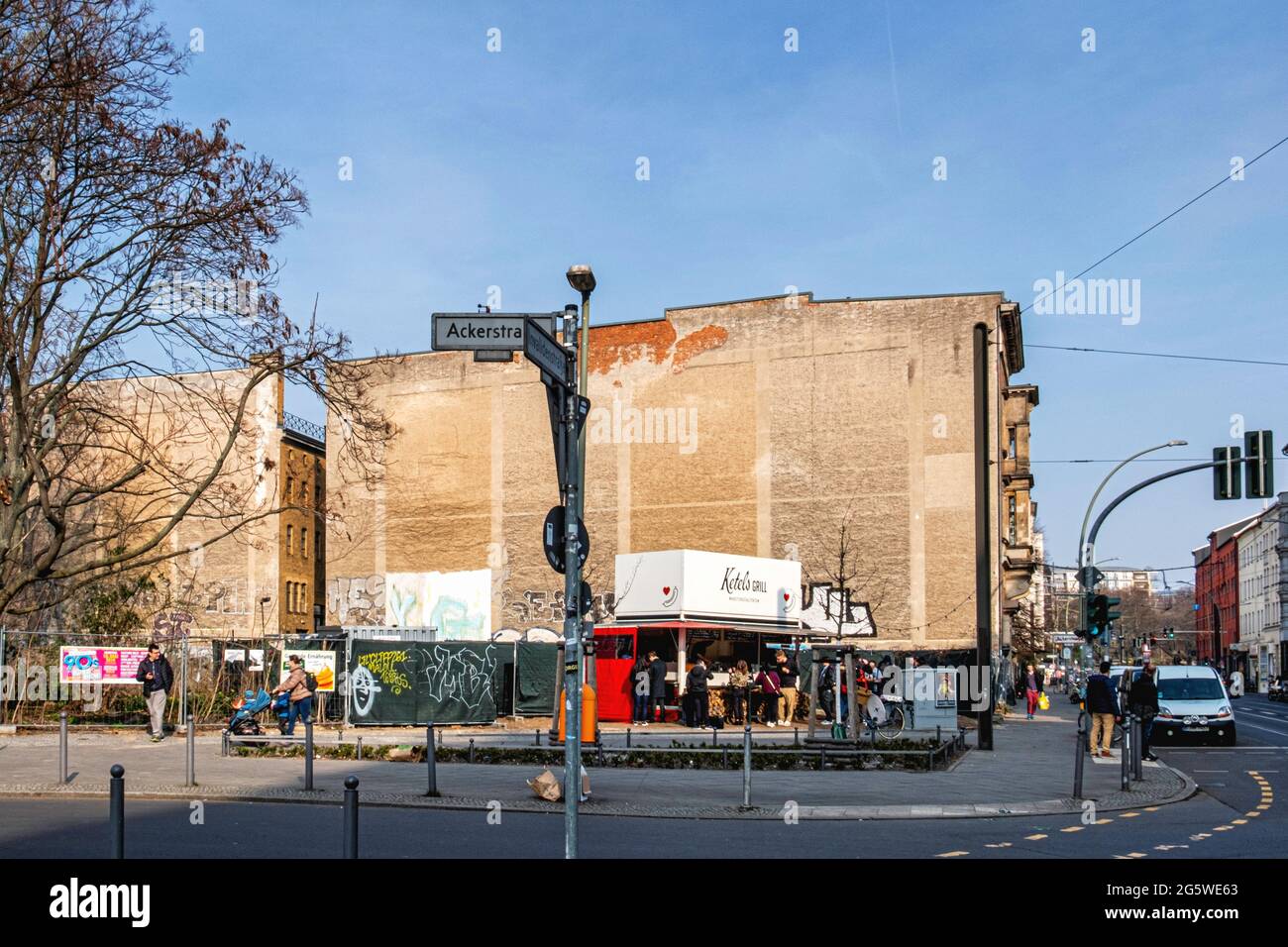 Ketels Grill. Fast food kiosk next to old building firewall on  empty stand in Mitte, Berlin Stock Photo