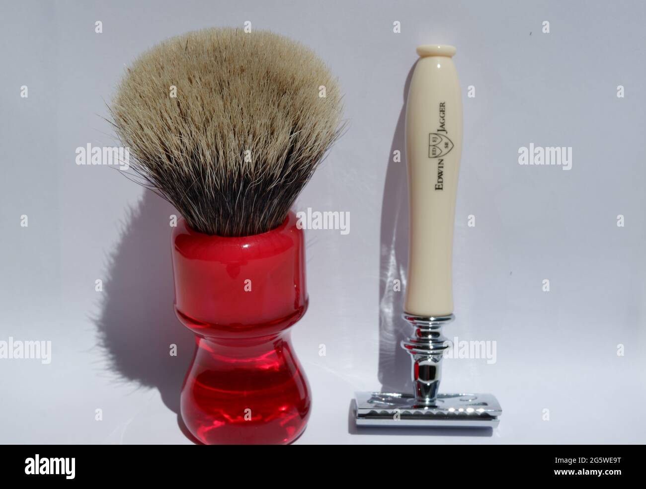 Edwin Jagger Chatsworth Imitation Ivory Double Edge Safety Razor with red pure badger shaving brush Stock Photo