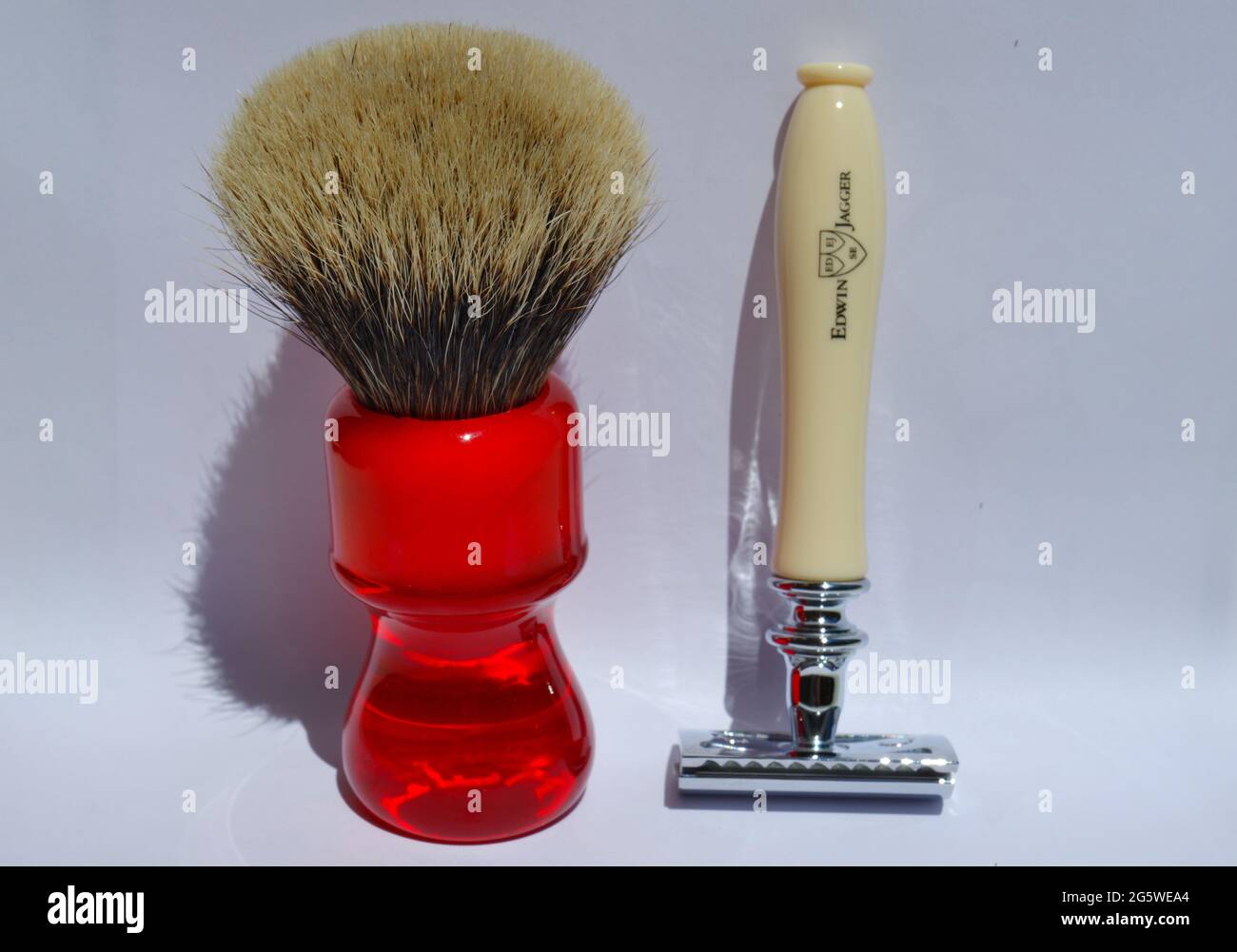 Edwin Jagger Chatsworth Imitation Ivory Double Edge Safety Razor with red pure badger Yaqi shaving brush Stock Photo