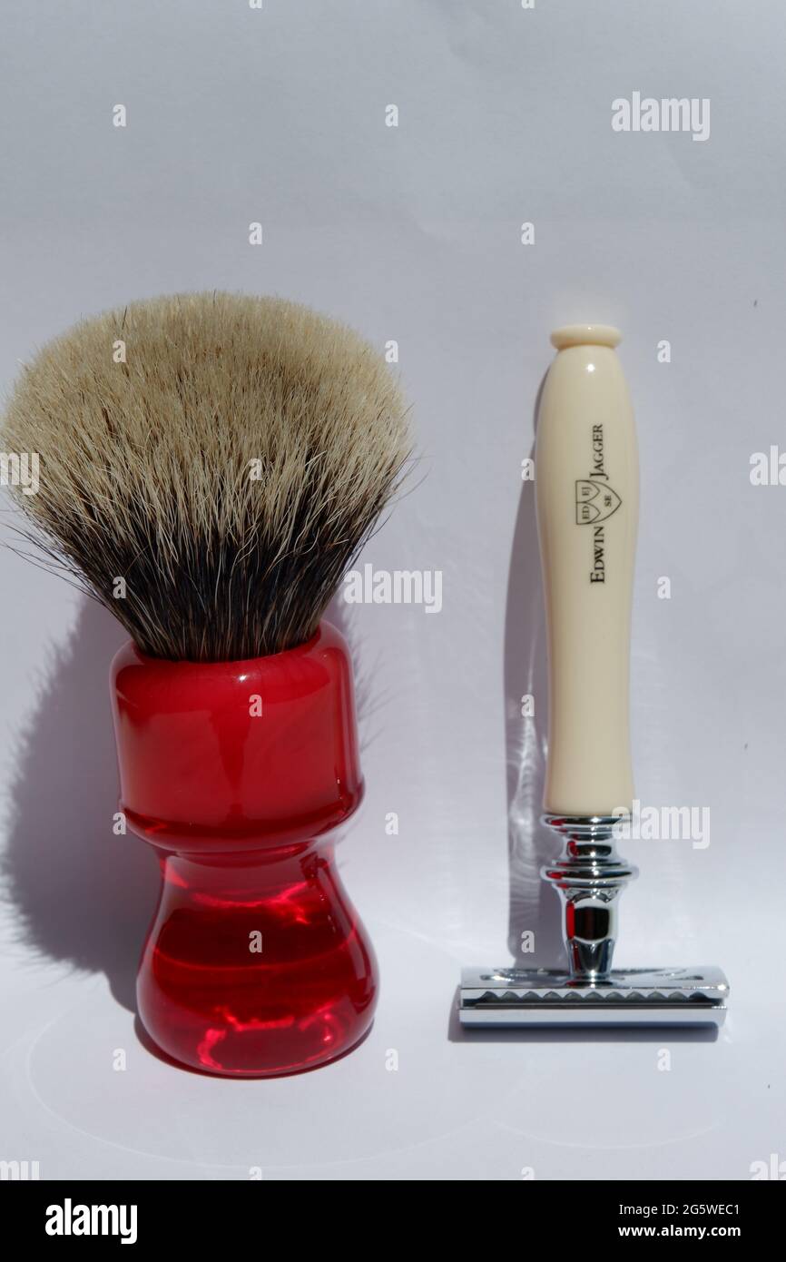 Edwin Jagger Chatsworth Imitation Ivory Double Edge Safety Razor with red pure badger shaving brush Stock Photo