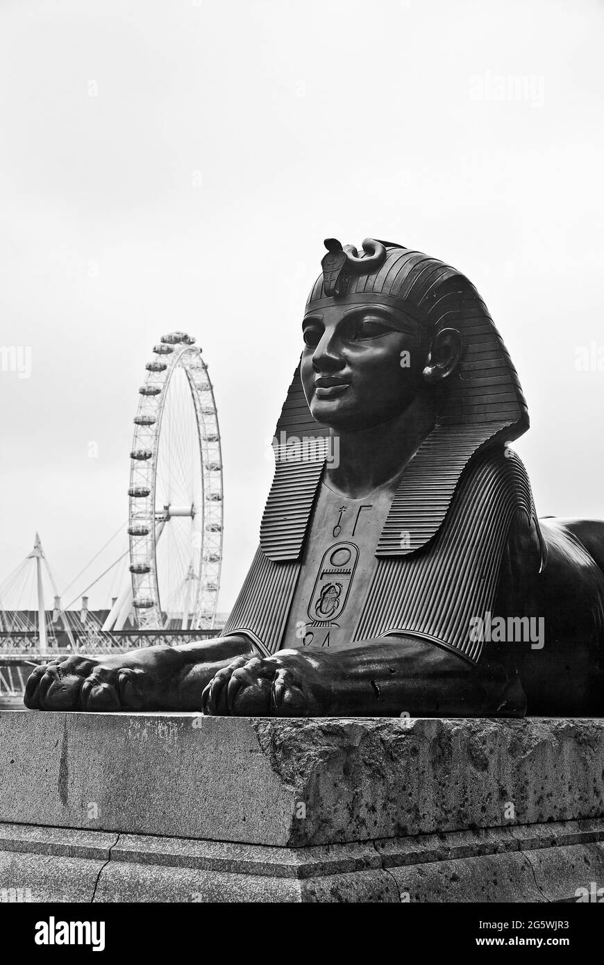 Cleopatras Sphinx with the London Eye Stock Photo