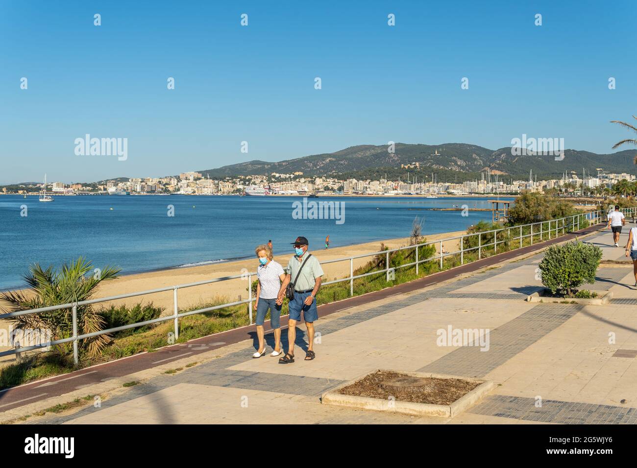 corona di spine con fronde di palma e ramo con decorativo uova di pasqua su  sfondo di legno bianco Foto stock - Alamy