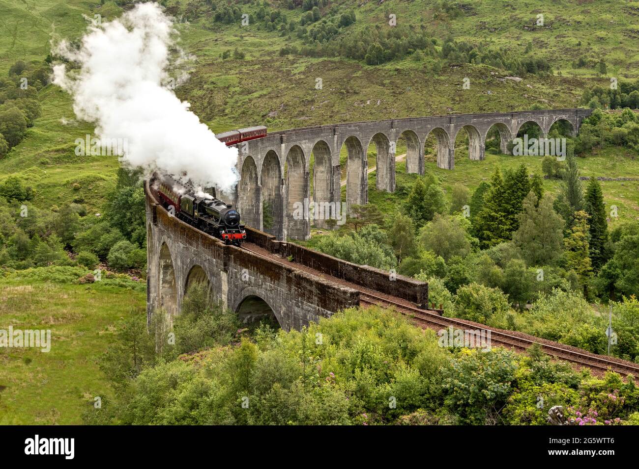 JACOBITE STEAM TRAIN GLENFINNAN SCOTLAND THE TRAIN AND SMOKE IN EARLY SUMMER Stock Photo