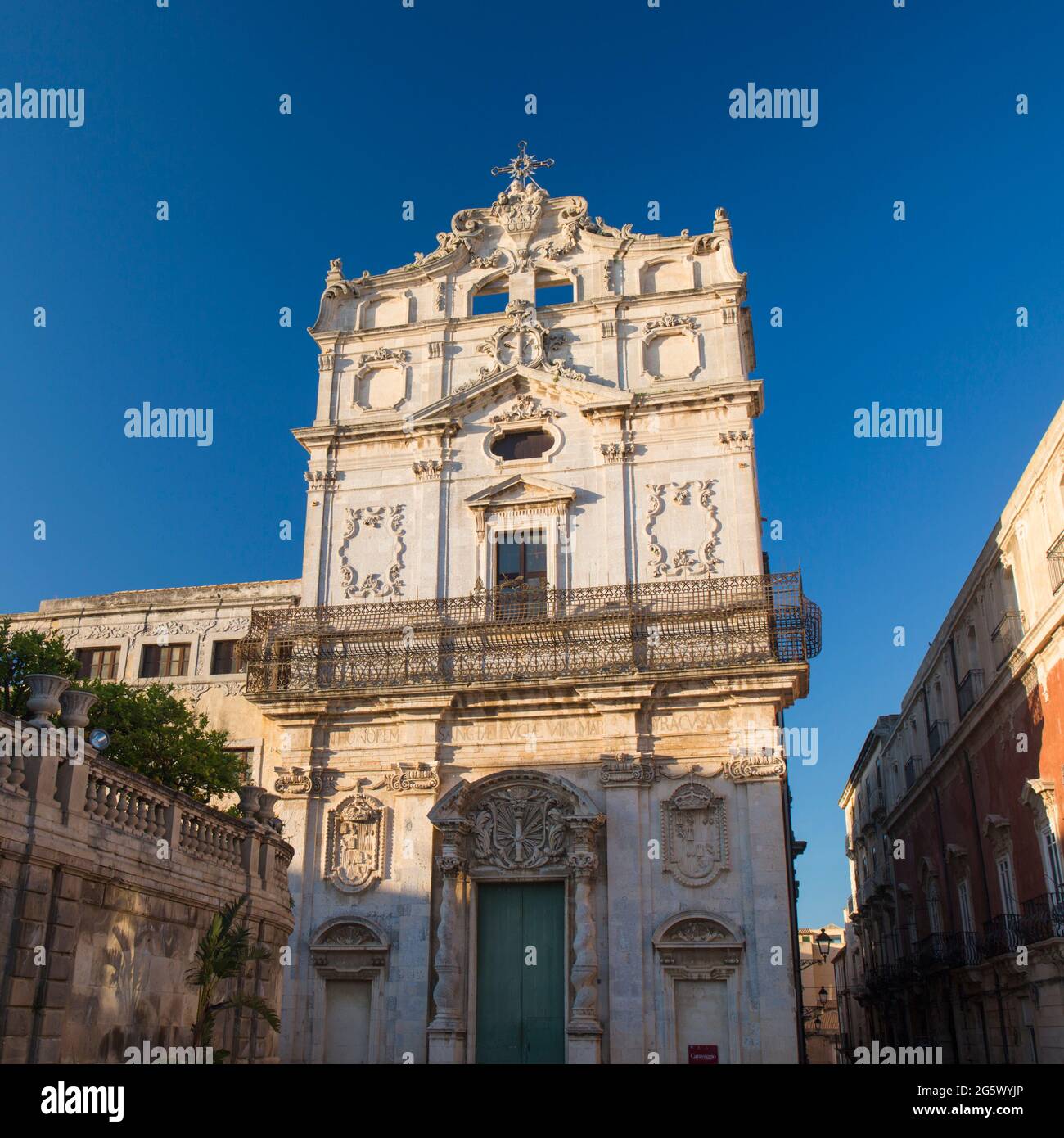 Ortygia, Syracuse, Sicily, Italy. Low angle view of the towering baroque façade of the Church of Santa Lucia alla Badia, Piazza del Duomo, sunrise. Stock Photo